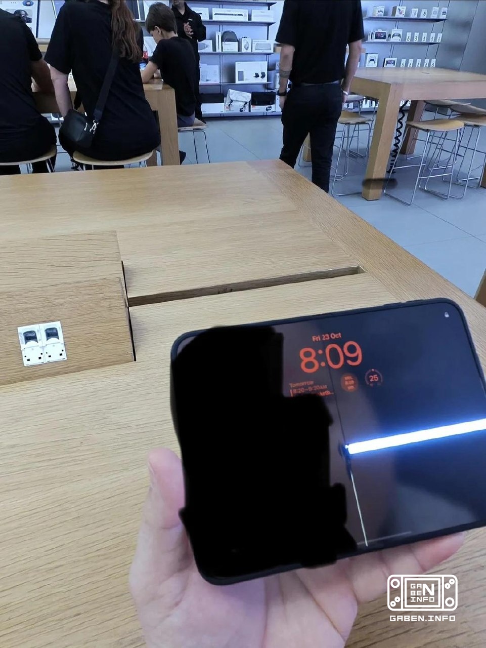 Welcome to the crackgate. Dozens of new iPhone Duo buyers around the world complain that their screen has cracked either...