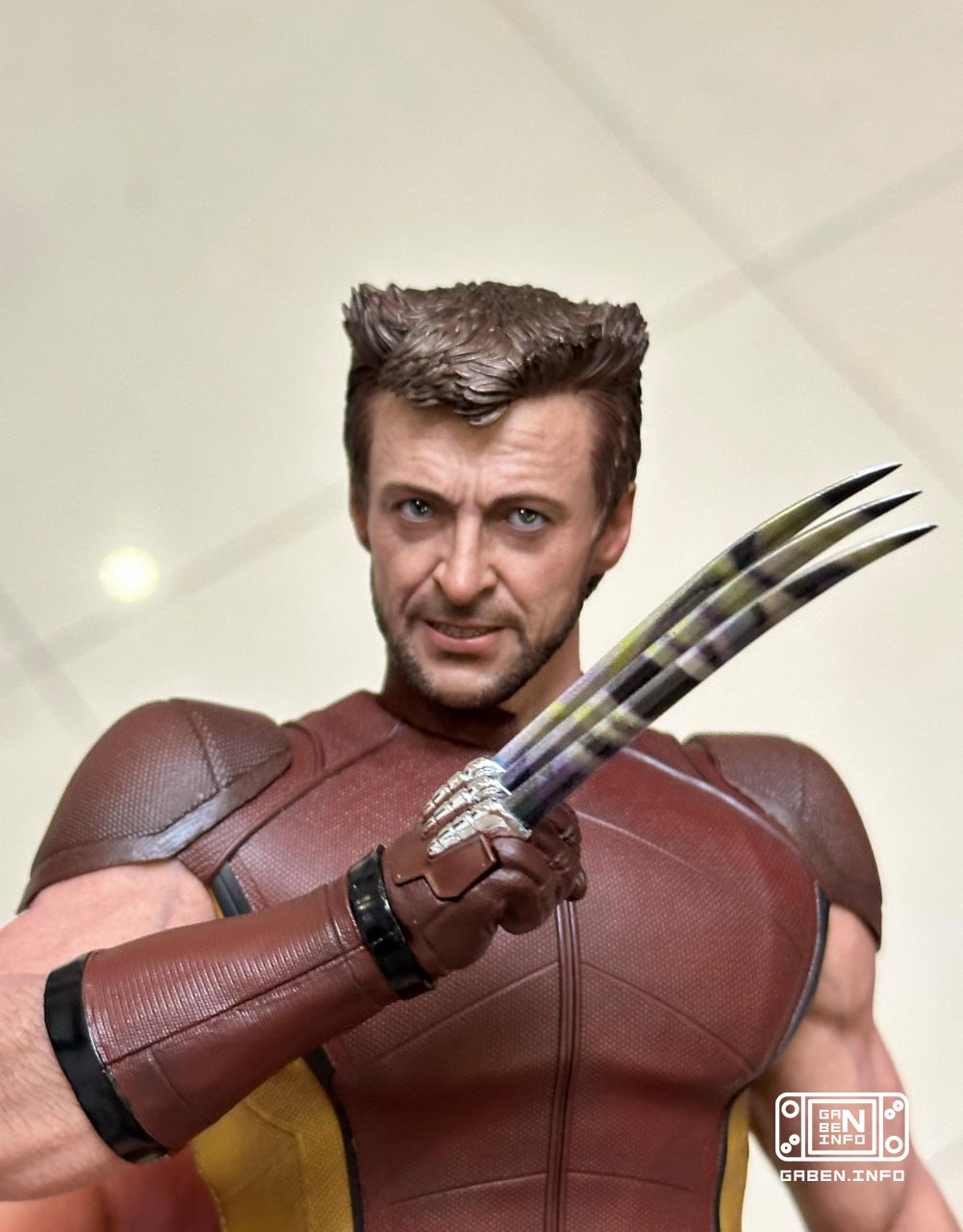 Hot Toys 1/6th scale figure of Wolverine in the classic brown and yellow suit🔥