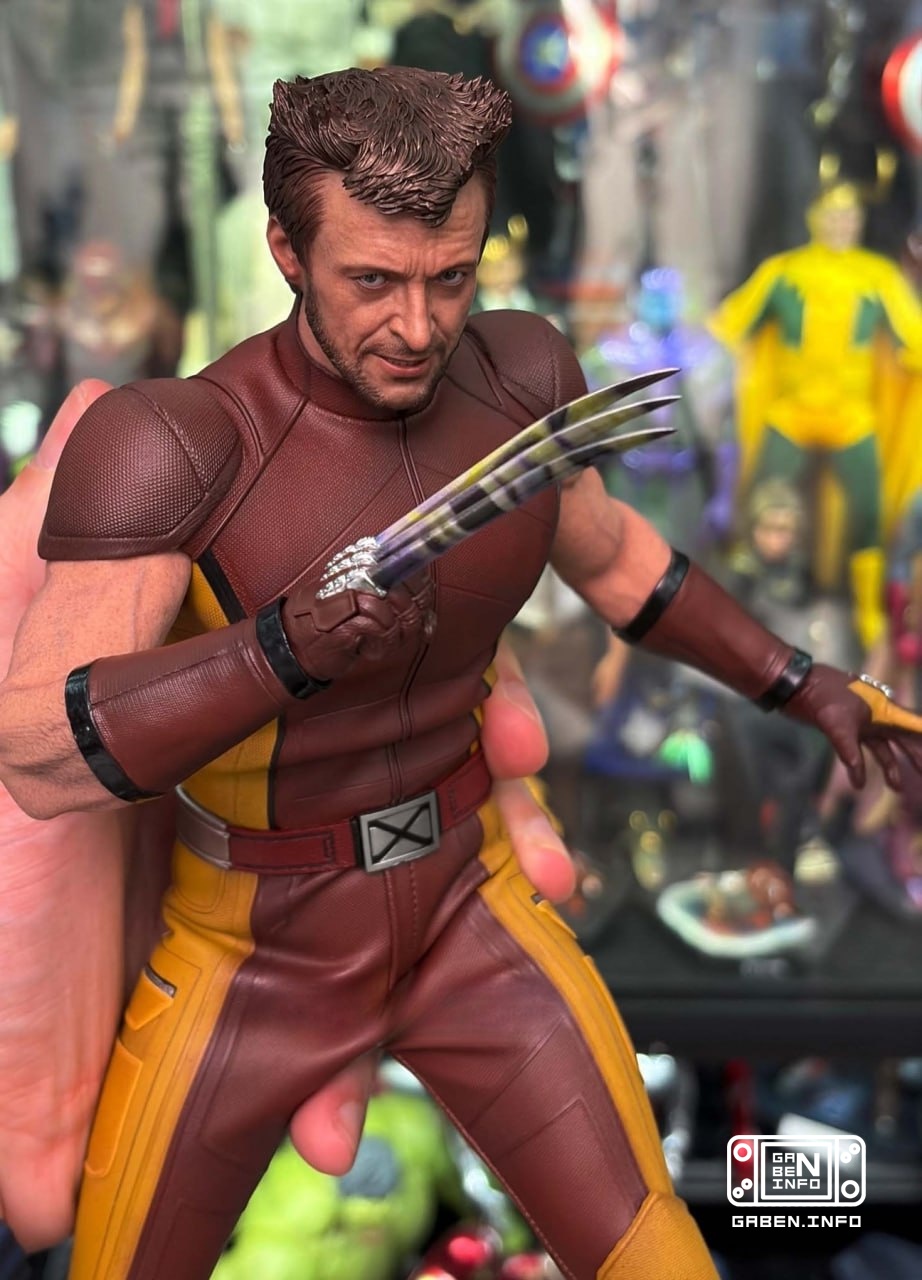 Hot Toys 1/6th scale figure of Wolverine in the classic brown and yellow suit🔥