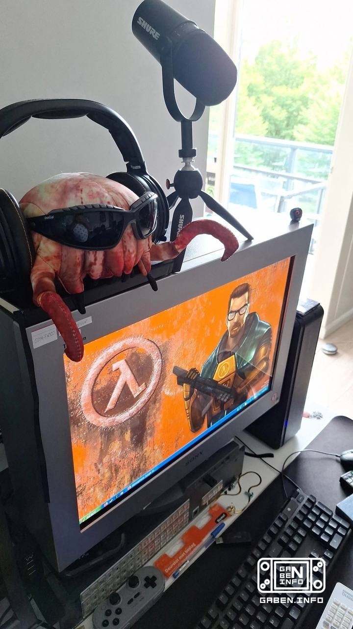 The headcrab is closely watching your game😎