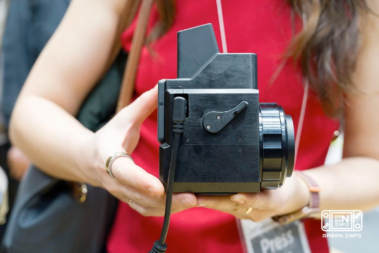 Canon has revealed a prototype of a retro digital camera inspired by classic Hasselblad and Rolleiflex models.The model ...