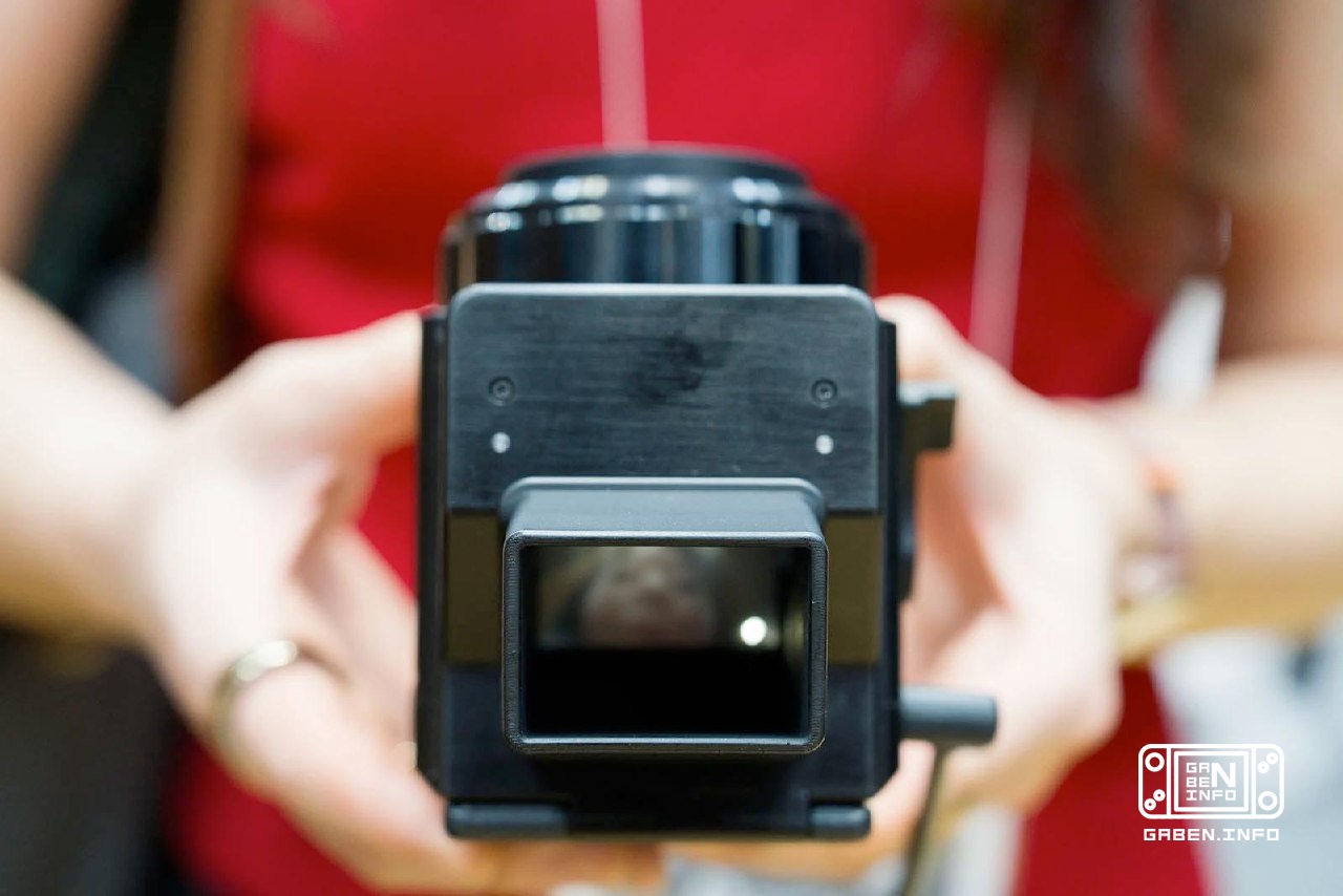 Canon has revealed a prototype of a retro digital camera inspired by classic Hasselblad and Rolleiflex models.The model ...