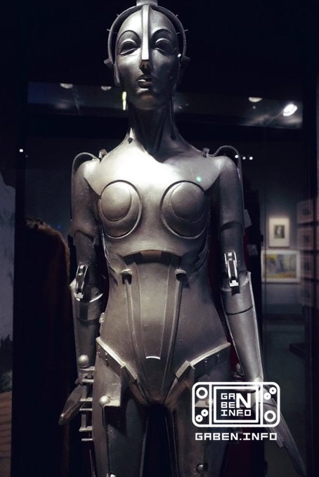 Kojima once again visited his favorite museum/theater - the Cinémathèque in Paris. After taking pictures with popcorn se...