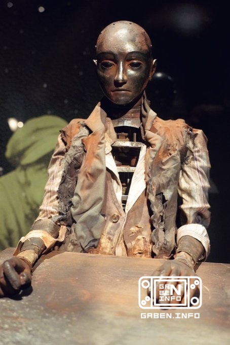 Kojima once again visited his favorite museum/theater - the Cinémathèque in Paris. After taking pictures with popcorn se...