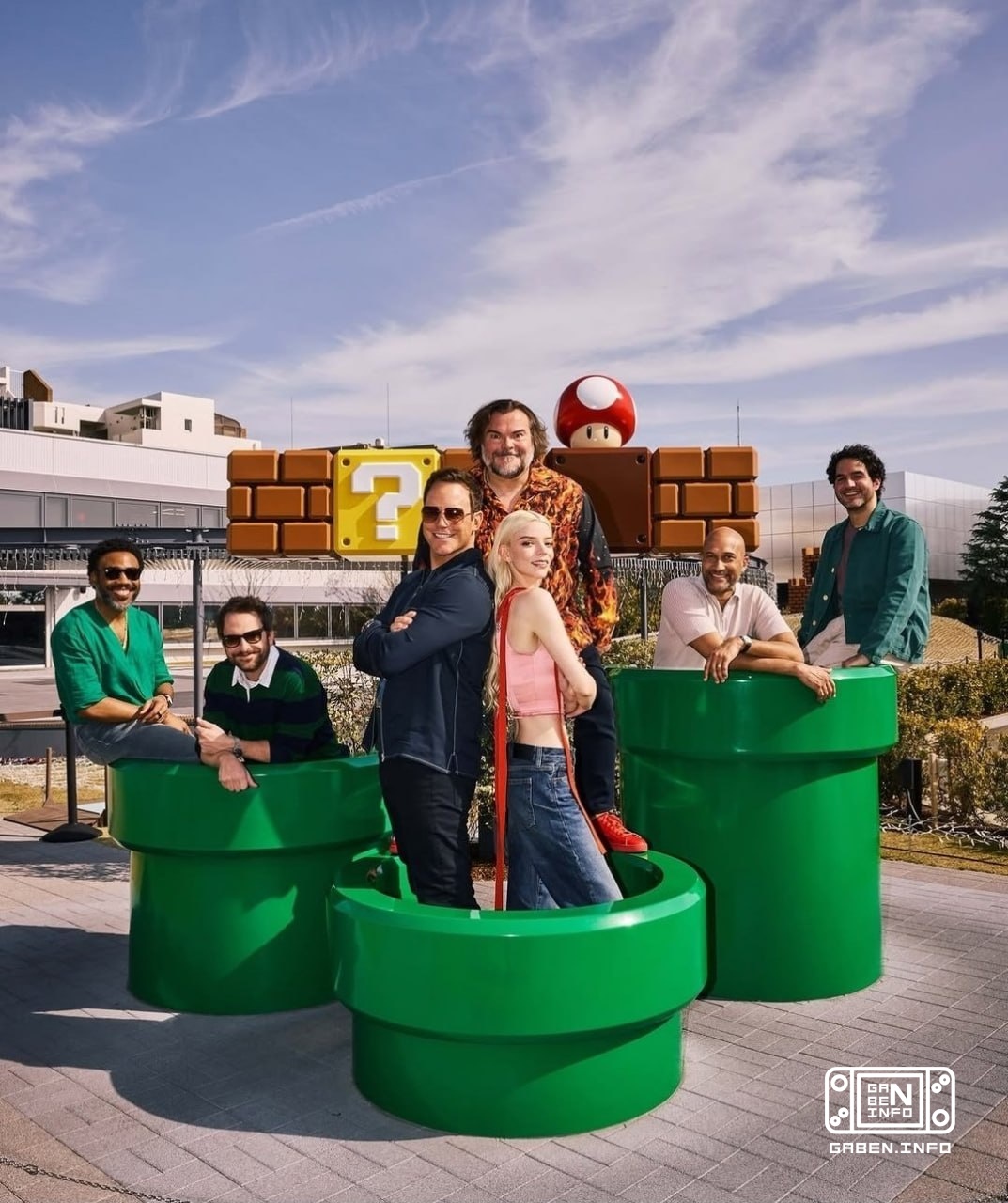 Shigeru Miyamoto proved that he is no worse than Kojima and took a photo with the stars of “Super Mario: Galactic Movie....