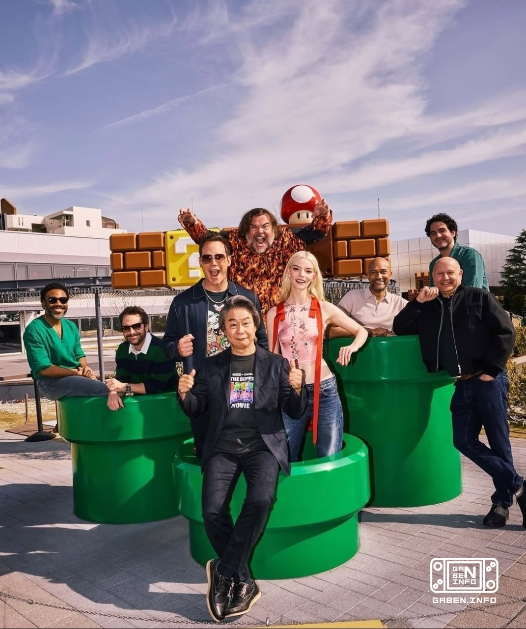 Shigeru Miyamoto proved that he is no worse than Kojima and took a photo with the stars of “Super Mario: Galactic Movie....