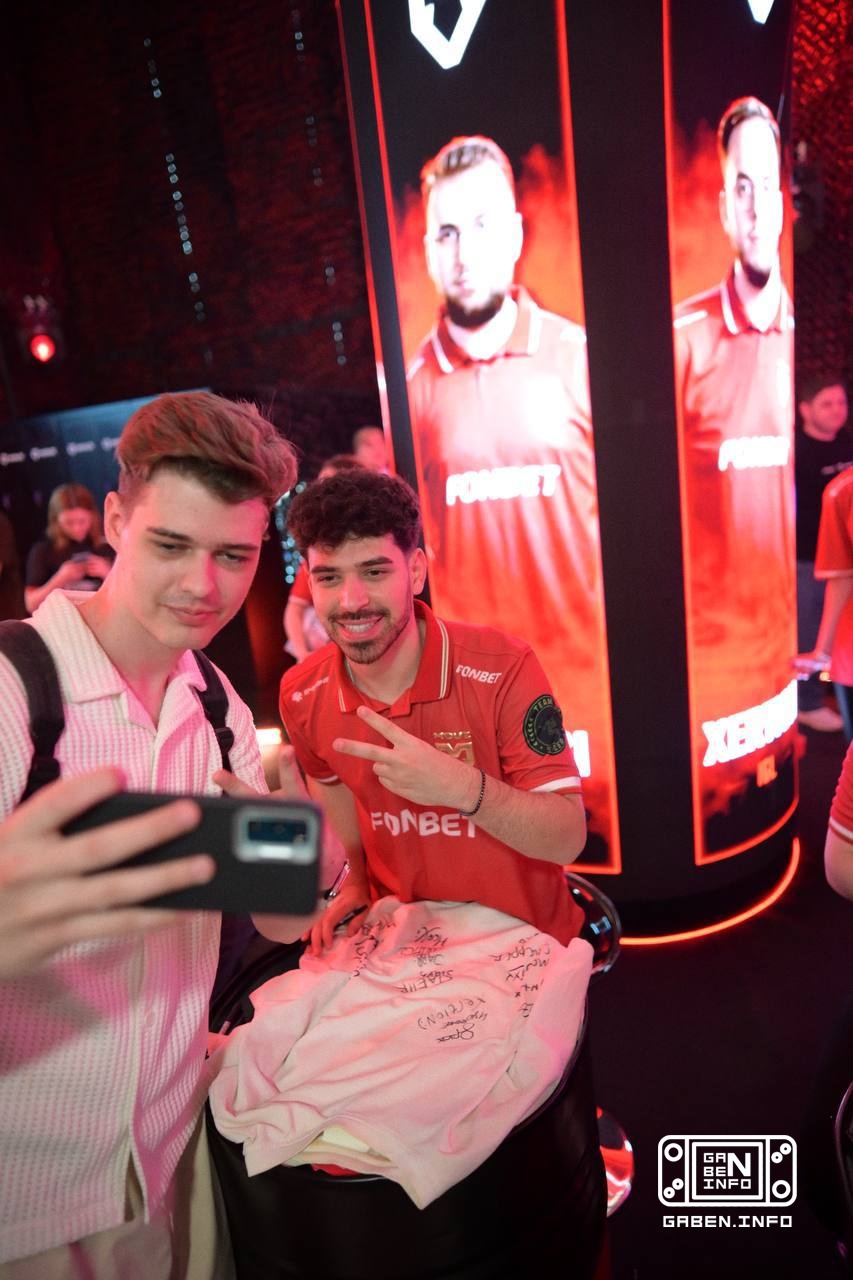 After winning the match for 3rd place at 🇰🇿PGL Astana 2026, the players MOUZ and StRoGo went to delight the fans 🫡 On th...