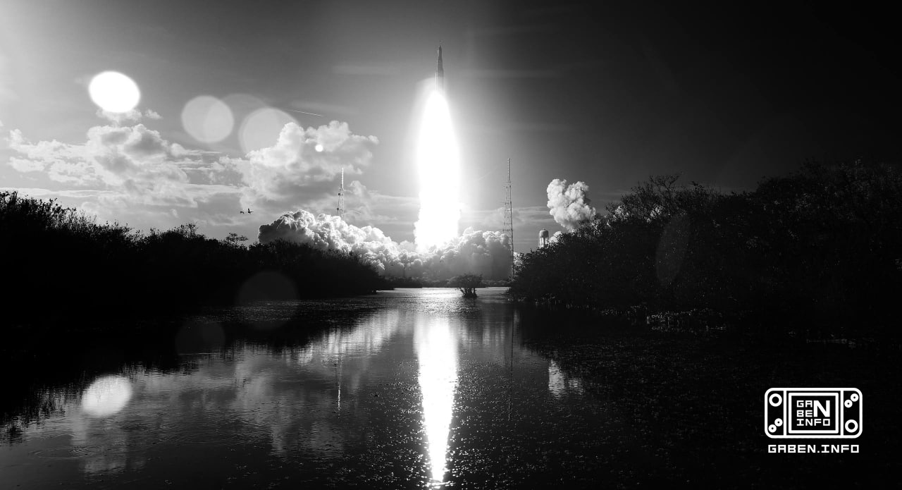 🪐 Cosmically offtopic.Two incredible photos that you can use to decorate your wallpaper or just look at for a long time....