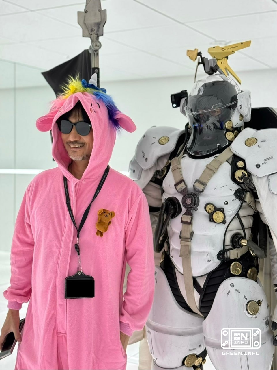 Kakek muda lagi: Kojima berubah menjadi ponis merah muda, mungkin seperti jenius yang akan bertemu Halloween.