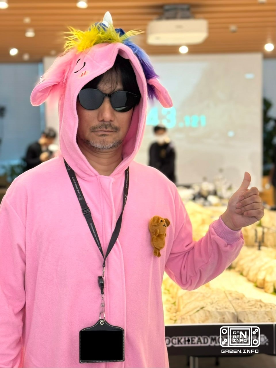 Kakek muda lagi: Kojima berubah menjadi ponis merah muda, mungkin seperti jenius yang akan bertemu Halloween.