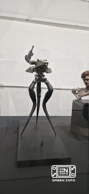Kode Twenty-Five: Robot dan prototipe Physint lainnya di museumnya, di sana juga ada skenario game yang bertuliskan nama...