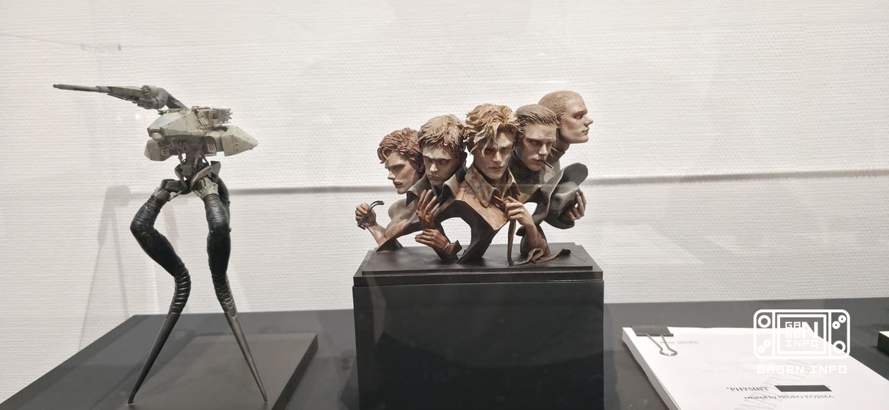 Kode Twenty-Five: Robot dan prototipe Physint lainnya di museumnya, di sana juga ada skenario game yang bertuliskan nama...