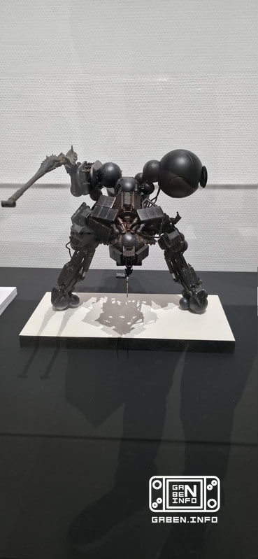 Kode Twenty-Five: Robot dan prototipe Physint lainnya di museumnya, di sana juga ada skenario game yang bertuliskan nama...